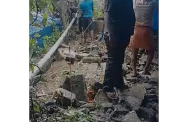 മരണവീട്ടില്‍ ചടങ്ങുകള്‍ക്കിടെ മതില്‍ ഇടിഞ്ഞുവീണു; 9പേര്‍ക്ക് പരിക്ക് 
