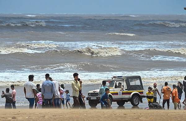 ബിപോര്‍ജോയ് ചുഴലിക്കാറ്റ് തീരത്തേക്ക്; ഗുജറാത്തില്‍ നാലു മരണം; അതീവ ജാഗ്രത; ആളുകളെ ഒഴിപ്പിക്കുന്നു