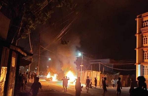 മണിപ്പൂരില്‍ വീണ്ടും സംഘര്‍ഷം; 11 മരണം; നിരവധി വീടുകള്‍ക്ക് തീവെച്ചു; കര്‍ഫ്യൂ