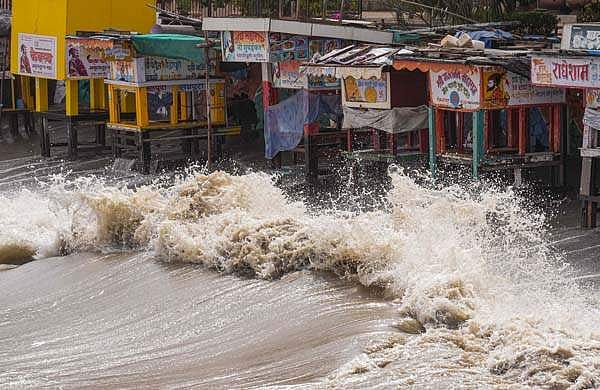 ബിപോര്‍ജോയ് ചുഴലിക്കാറ്റ് ഇന്ന് കരയിലേക്ക്; അതീവ ജാഗ്രത; കച്ചില്‍ നിരോധനാജ്ഞ; പൊതുഗതാഗതത്തിന് വിലക്ക്, വൈദ്യുതി വിച്ഛേദിച്ചു ( വീഡിയോ)