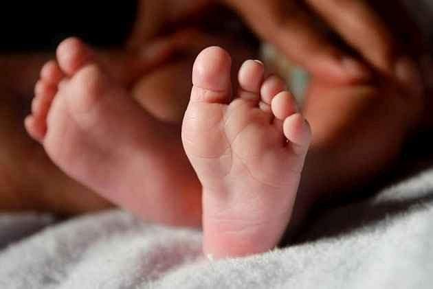 ചളിയില്‍ പൂണ്ടനിലയില്‍ രണ്ടുമാസം പ്രായമുള്ള കുഞ്ഞിന്റെ മൃതദേഹം; അമ്മ കസ്റ്റഡിയില്‍