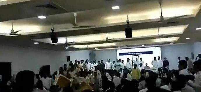 ദേശീയ അധ്യക്ഷന്റെ കണ്‍മുന്നില്‍ യൂത്ത് കോണ്‍ഗ്രസ് നേതാക്കളുടെ കയ്യാങ്കളി (വീഡിയോ)