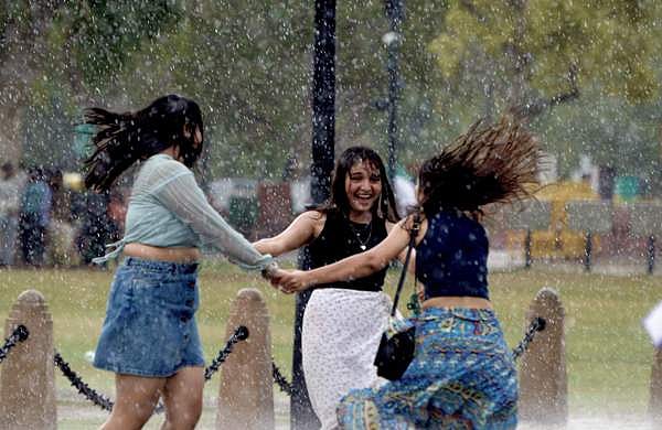മഴക്കാലത്തും ഫാഷൻ വിടണ്ട, വസ്ത്രങ്ങൾ തെരഞ്ഞെടുക്കുമ്പോൾ ഇക്കാര്യങ്ങൾ മറക്കരുത്; ചെരിപ്പും ആഭരണങ്ങളും ശ്രദ്ധിക്കാം 