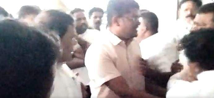 ഏറ്റുമുട്ടി മന്ത്രിയും എംപിയും, തടയാനെത്തിയ കലക്ടറെ തള്ളി താഴെയിട്ടു (വീഡിയോ)