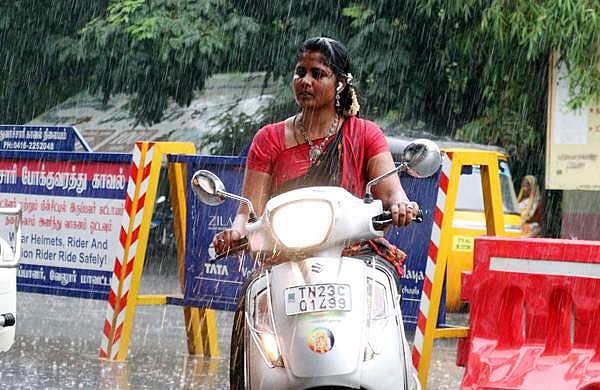 തമിഴ്‌നാട്ടില്‍ കനത്ത മഴ: വിദ്യാഭ്യാസ സ്ഥാപനങ്ങള്‍ക്ക് അവധി, വിമാനങ്ങള്‍ വഴിതിരിച്ചുവിട്ടു