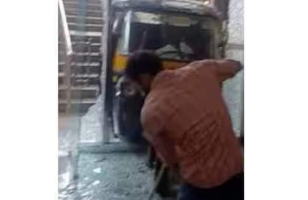 നിർത്തിയിട്ട ഓട്ടോ ചവിട്ടുപടികളിറങ്ങി കടയിലേക്ക് ഇടിച്ചുകയറി; ചില്ലുകൾ  തകർത്തു