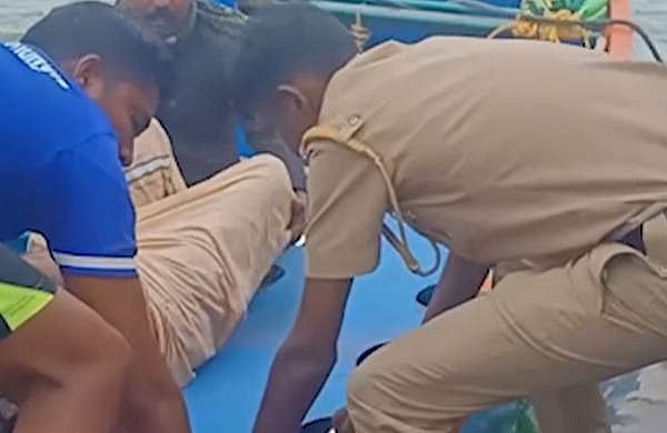 കടലില് വെച്ച് രക്തം ഛര്ദ്ദിച്ച് അവശനായി മത്സ്യത്തൊഴിലാളി; രക്ഷകരായി തീരദേശ പൊലീസ്- വീഡിയോ
