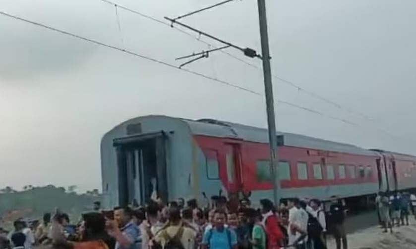 ഓടിക്കൊണ്ടിരുന്ന ട്രെയിനിന്റെ ബോഗികള്‍ വേര്‍പെട്ടു
