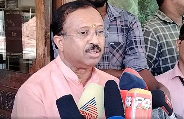 നിഖില്‍ തോമസ് 'കുമ്പിടി'യാണോ?; സിപിഎം നേതാവിന്റെ പേര് മാനജേര്‍ പുറത്തുപറയണം; വി മുരളീധരന്‍