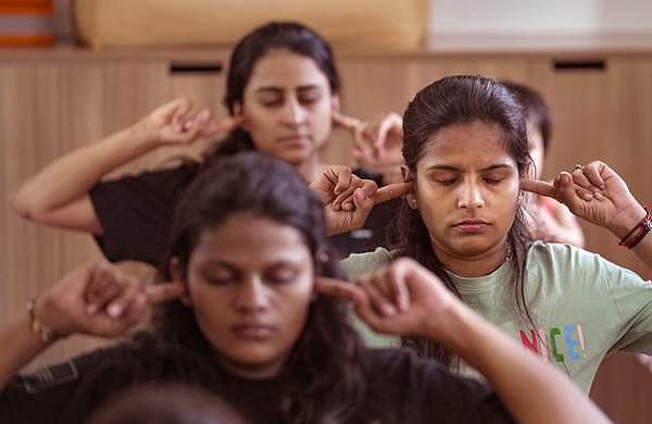 വയറ് നിറച്ച് ഭക്ഷണം കഴിച്ചയുടന്‍ യോഗ ചെയ്യരുത്, നാല് മണിക്കൂര്‍ ഇടവേള വേണം; ആഹാരം എങ്ങനെ?