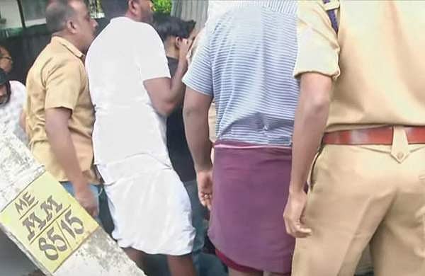 മലപ്പുറത്ത് ബൈക്കിനും കാറിനും മുകളിലേക്ക് ലോറി മറിഞ്ഞു; രണ്ടുപേര്‍ അടിയില്‍ കുടുങ്ങി; രക്ഷാപ്രവര്‍ത്തനം