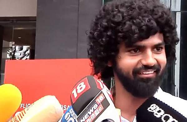 'മോഹൻലാലിനെയും പ്രണവിനെയും നേരിൽ കാണണം'; അമ്മ യോ​ഗത്തിന് പുറത്ത് താരമായി അപരൻ