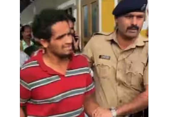 വന്ദേഭാരതില്‍ യുവാവിന്റെ പരാക്രമം; റെയില്‍വേയ്ക്ക് നഷ്ടം ഒരു ലക്ഷം രൂപ, ട്രെയിന്‍ വൈകിയത് 20 മിനിറ്റ് 