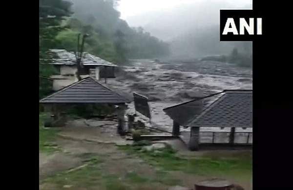 ഹിമാചലില്‍ മിന്നല്‍ പ്രളയം; 2 മരണം; വിനോദ സഞ്ചാരികള്‍ ഉള്‍പ്പടെ 200 പേര്‍ കുടുങ്ങി; വീഡിയോ
