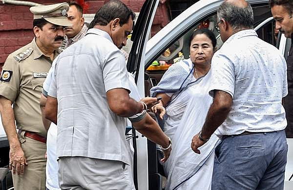 കനത്ത മഴ; ഹെലികോപ്ടർ അടിയന്തരമായി നിലത്തിറക്കി, മമതാ ബാനർജിക്ക് പരിക്ക്