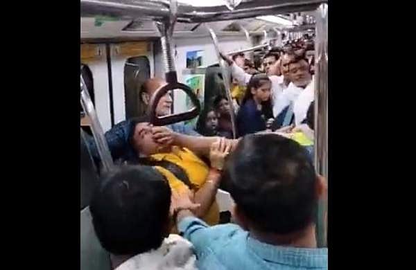 മെട്രോ യാത്രയ്ക്കിടെ യുവാക്കളുടെ പൊരിഞ്ഞ 'സ്റ്റണ്ട്'; വീഡിയോ വൈറല്‍
