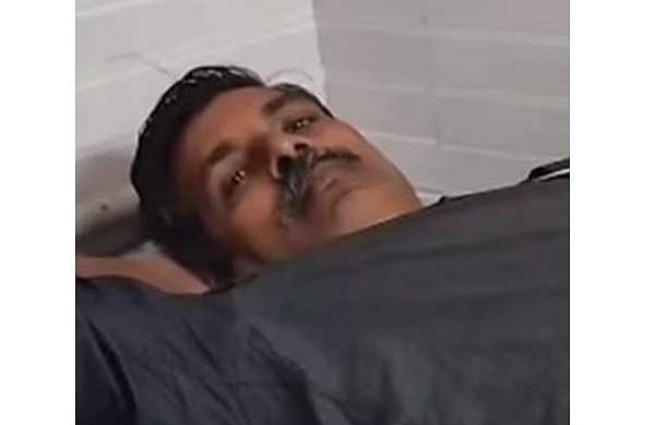 എടിഎമ്മിന്റെ വാതില്‍ തകര്‍ന്നുവീണു, ചില്ല് തുളച്ചുകയറി; പണമെടുക്കാന്‍ എത്തിയ ആള്‍ക്ക് ഗുരുതര പരിക്ക്