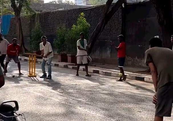 'ഖാന്‍ സാഹിബ് ഇവിടെ സിക്‌സ് അടിച്ചാല്‍ ഔട്ടാകും'- ഗല്ലി ക്രിക്കറ്റിലെ 'ഇംപാക്ട് പ്ലെയര്‍' യുസി ചഹല്‍! (വീഡിയോ)