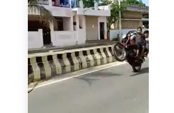 ഹെല്മറ്റ് ഇല്ല, മുന് വീല് ഉയര്ത്തി ബൈക്കില് അഭ്യാസപ്രകടനം; ഡിവൈഡറില് ഇടിച്ച് മറിഞ്ഞു, കേസ്- വീഡിയോ