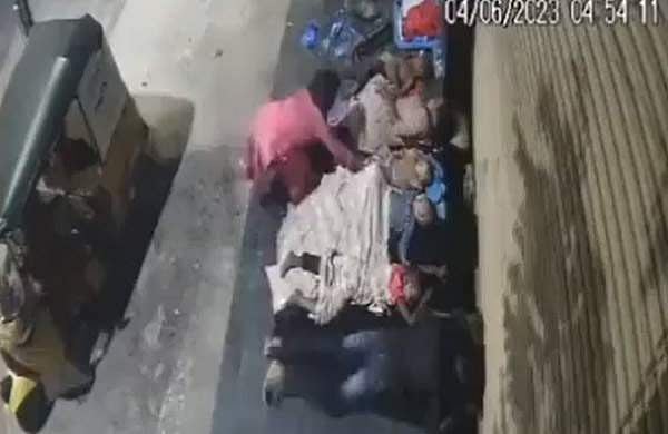 ഉറങ്ങിക്കിടന്ന പിഞ്ചുകുഞ്ഞിനെ തട്ടിയെടുത്തു; ഓട്ടോയില്‍ കടന്നുകളഞ്ഞു; രണ്ടുപേര്‍ പിടിയില്‍