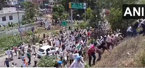 സൂര്യകാന്തിക്ക് താങ്ങുവില നല്‍കണം; ദേശീയപാത ഉപരോധിച്ച് ആയിരക്കണക്കിന് കര്‍ഷകര്‍ (വീഡിയോ)