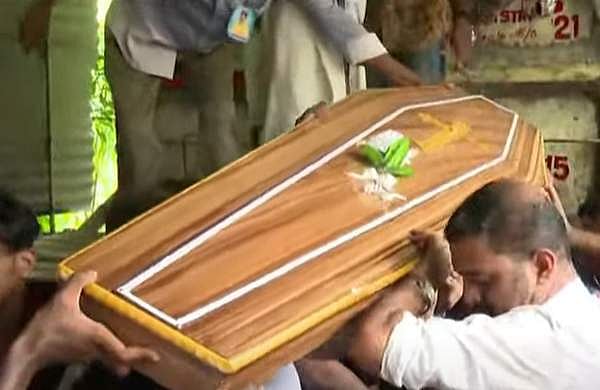 കൊല്ലം സുധി ഇനി ജനഹൃദയങ്ങളില്‍, ഒരുനോക്ക് കാണാനായി ആയിരങ്ങള്‍ ഒഴുകിയെത്തി; തേങ്ങി നാട് 