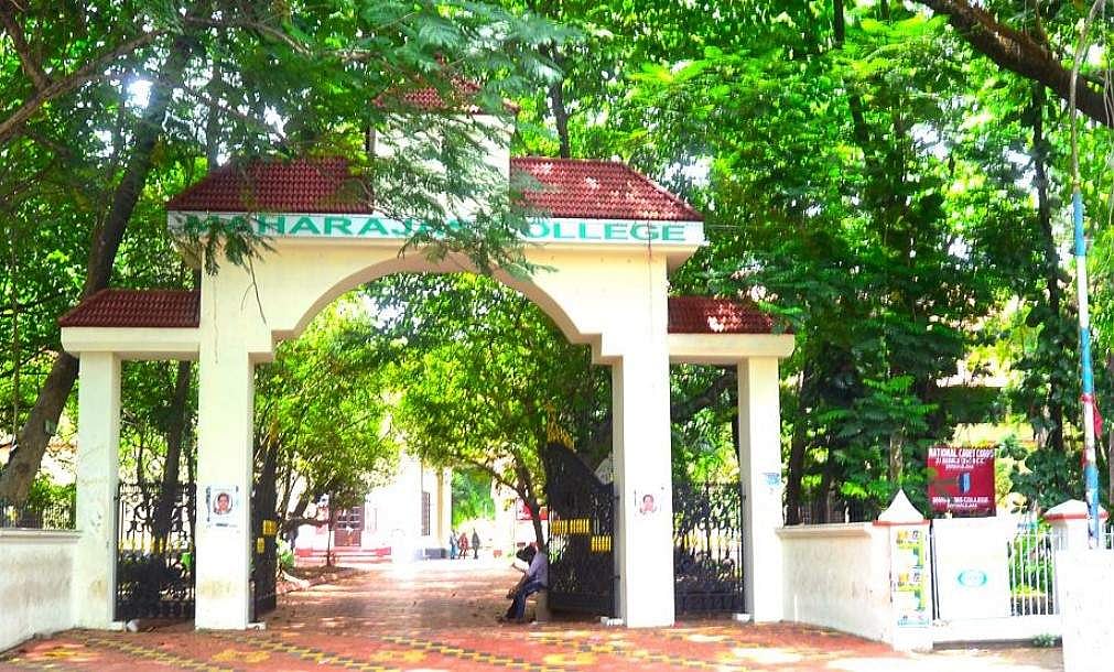 മഹാരാജാസ് കോളജിന്റെ ഓട്ടോണമസ് പദവി പിൻവലിക്കണം; നിവേദനം