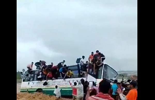 ഓടുന്ന ബസ് മിന്നല്‍ പ്രളയത്തില്‍ കുടുങ്ങി; രക്ഷപ്പെടാന്‍ യാത്രക്കാര്‍ ജനല്‍ വഴി മുകളിലേക്ക്- വീഡിയോ 