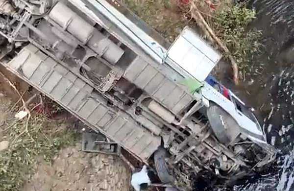 വിവാഹസംഘം സഞ്ചരിച്ച ബസ് കനാലിലേക്ക് മറിഞ്ഞു; ആന്ധ്രയില്‍ ഏഴ് പേര്‍ മരിച്ചു; വീഡിയോ