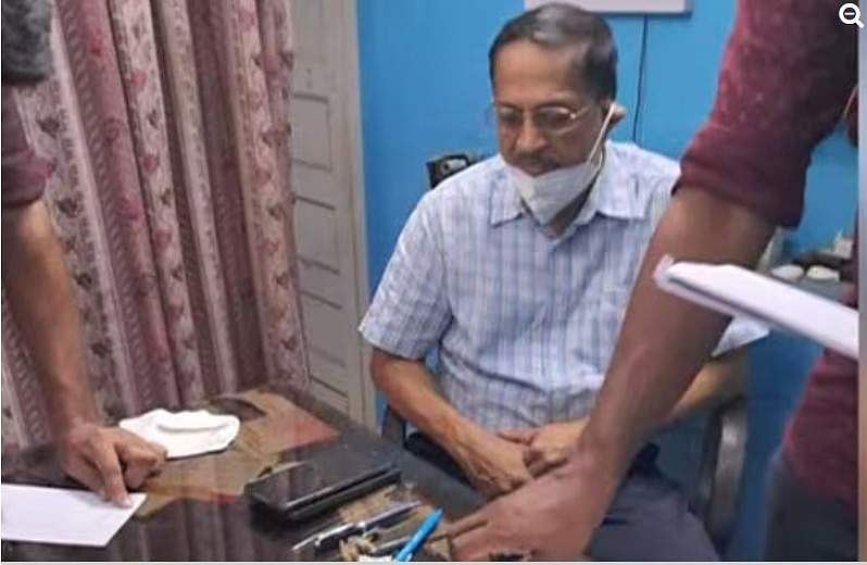 കൈക്കൂലി കേസിൽ അറസ്റ്റിലായ ഡോക്ടറുടെ വീട്ടിൽ നോട്ടുകളുടെ കൂമ്പാരം; എണ്ണാൻ നോട്ടെണ്ണൽ യന്ത്രം