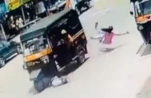 മാതാപിതാക്കളുടെ കണ്ണ് വെട്ടിച്ച് റോഡിലേക്ക് ഓടി; മൂന്നു വയസ്സുകാരിയെ ഓട്ടോ ഇടിച്ചു, രക്ഷപ്പെട്ടത് തലനാരിഴയ്ക്ക്