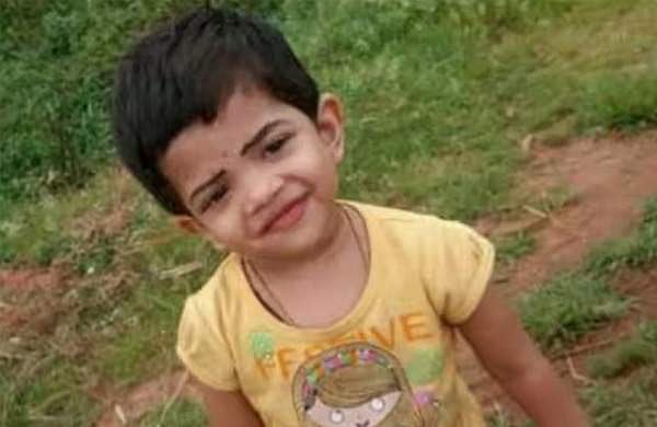 സ്‌കൂള്‍ വാനില്‍ വീടിനു മുന്നില്‍ വന്നിറങ്ങി, എട്ടു വയസുകാരി അതേ വണ്ടിയിടിച്ച് മരിച്ചു
