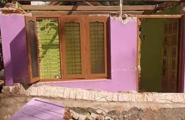 വീട് പൊളിക്കുന്നതിനിടെ കോണ്‍ക്രീറ്റ് സ്ലാബ് വീണു; യുവാക്കള്‍ മരിച്ചു