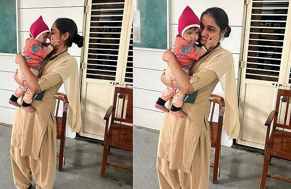 'അമ്മ പരീക്ഷ എഴുതട്ടെ, കുഞ്ഞ് പൊലീസ് ആന്റിക്കൊപ്പം ഹാപ്പിയാണ്'; വൈറൽ ചിത്രങ്ങൾ