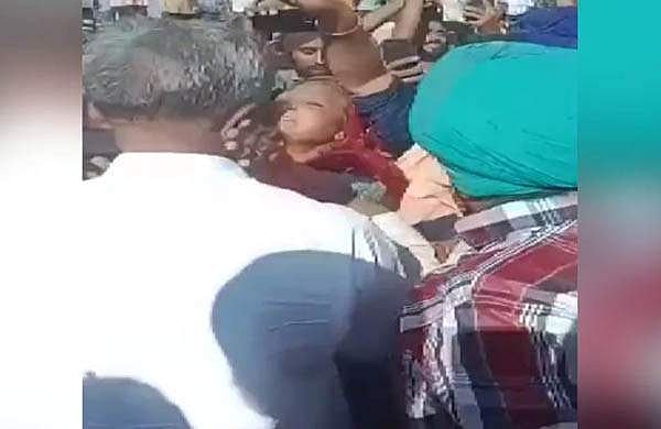 'എന്തിനാണ് ഇപ്പോള്‍ വന്നത്'; പ്രളയബാധിത മേഖലയിലെത്തിയ എഎല്‍എയുടെ മുഖത്തടിച്ച് സ്ത്രീ; വീഡിയോ