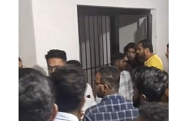 കസ്റ്റഡിയില്‍ എടുത്ത കെഎസ്‌യു പ്രവര്‍ത്തകരെ ലോക്കപ്പ് തുറന്ന് പുറത്തിറക്കി; സ്റ്റേഷനില്‍ നിന്ന് ഇറക്കിക്കൊണ്ടുപോയി കോണ്‍ഗ്രസ് നേതാക്കള്‍