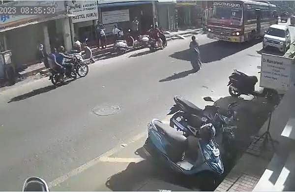 മക്കളുടെ ഫീസ് അടയ്ക്കാന്‍ പണമില്ല, മരിച്ചാൽ നഷ്ടപരിഹാരം ലഭിക്കുമെന്ന് കരുതി ബസിന് മുന്നില്‍ ചാടി; 45കാരിക്ക് ദാരുണാന്ത്യം-വീഡിയോ 