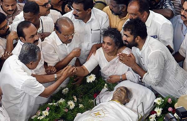 അവസാനമായി പാര്‍ട്ടി ഓഫീസില്‍;  ഇന്ദിരാഭവനില്‍ ഉമ്മന്‍ചാണ്ടിക്ക് അന്ത്യാഭിവാദ്യം, ഹൃദയംപൊട്ടി മുദ്രാവാക്യങ്ങള്‍...