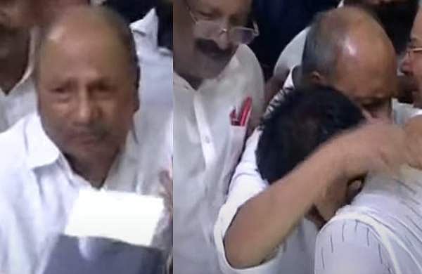 വിളികേള്‍ക്കാതെ കുഞ്ഞൂഞ്ഞ്; പൊട്ടിക്കരഞ്ഞ് എകെ ആന്റണി, വൈകാരികം ഈ യാത്രയയപ്പ് 