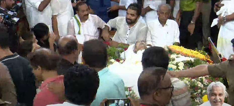 'കണ്ണേ കരളേ കുഞ്ഞൂഞ്ഞേ...'; ദര്‍ബാര്‍ ഹാളിലേക്ക് ഇടിച്ചു കയറി ജനങ്ങള്‍, പൊതുദര്‍ശനത്തില്‍ തിക്കും തിരക്കും