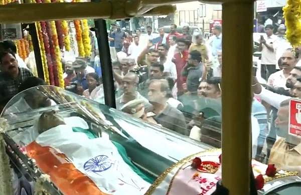 പത്ത് കിലോമീറ്റര്‍ പിന്നിടാന്‍ മൂന്നരമണിക്കൂര്‍; ജനനായകന് വിടനല്‍കി തലസ്ഥാനം; വീഡിയോ