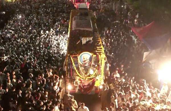 'ഗ്ലാസ് പൊട്ടിക്കരുത് പ്ലീസ്...'; കൈകൂപ്പി നേതാക്കള്‍; കൊട്ടാരക്കരയില്‍ അണപൊട്ടി ജനക്കൂട്ടം, അത്രമേല്‍ വൈകാരികം ഈ യാത്ര