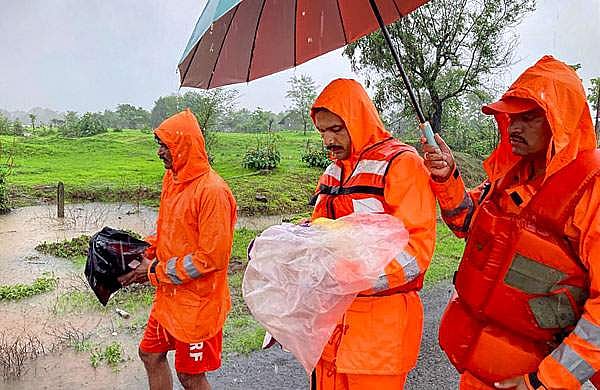 മഹാരാഷ്ട്രയിലെ റായ്ഗഡില്‍ ഉരുള്‍ പൊട്ടല്‍; 10 പേര്‍ മരിച്ചു; 50  ഓളം വീടുകള്‍ മണ്ണിനടിയില്‍;  രക്ഷാപ്രവര്‍ത്തനം