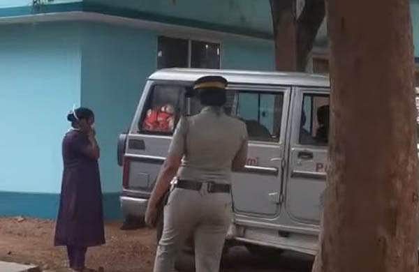 പൊലീസുകാരനെ കത്തിയെടുത്ത് കുത്തി;  സ്റ്റേഷനില്‍ കാപ്പ പ്രതിയുടെ അക്രമം; പിന്നാലെ ആത്മഹത്യാശ്രമം