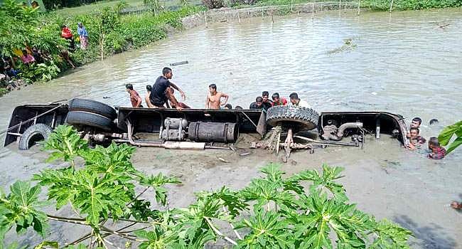 ഓട്ടോറിക്ഷയ്ക്ക് സൈഡ് കൊടുത്തു; നിയന്ത്രണംവിട്ട ബസ് കുളത്തില്‍ വീണു, ബംഗ്ലാദേശില്‍ 17 മരണം