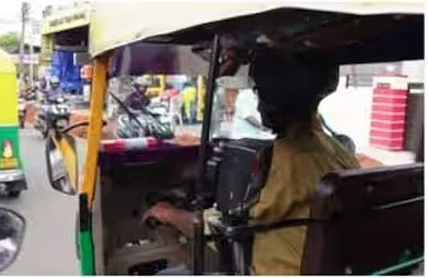ഹെൽമെറ്റ് വെക്കാത്തതിന് പിഴ!; ഹെൽമെറ്റ് വെച്ച് ഓട്ടോ ഓടിച്ച് ഡ്രൈവറുടെ പ്രതിഷേധം 