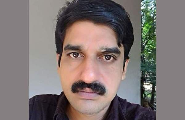 കസേരയിൽ ഇരിക്കുന്ന നിലയിൽ മൃതദേഹം; ഇടുക്കി ഡെപ്യൂട്ടി തഹസിൽദാർ വീടിനുള്ളിൽ മരിച്ച നിലയിൽ