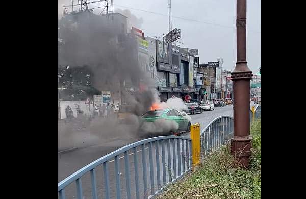നടുറോഡില്‍ ബിഎംഡബ്ല്യൂ കാറിന് തീപിടിച്ചു; അത്ഭുതകരമായി രക്ഷപ്പെട്ട് ഡ്രൈവര്‍- വീഡിയോ 