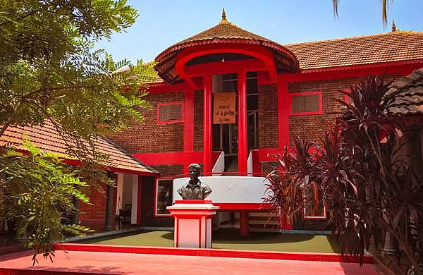 'ഭര്‍ത്താവില്ലാത്ത സമയത്ത് വീട്ടില്‍ വരാം, വേണ്ട രീതിയില്‍ കണ്ടാല്‍ പാര്‍ട്ടിയില്‍ ഉയരാം';  സിപിഎം നേതാവിനെതിരെ പരാതി
