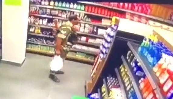 കടയില് വച്ച് യുവതിക്കു നേരെ ലൈംഗികാതിക്രമം; മണിപ്പൂരില് നിന്ന് ഞെട്ടിക്കുന്ന മറ്റൊരു വീഡിയോ; ജവാന് സസ്പെന്ഷന്, കേസ്